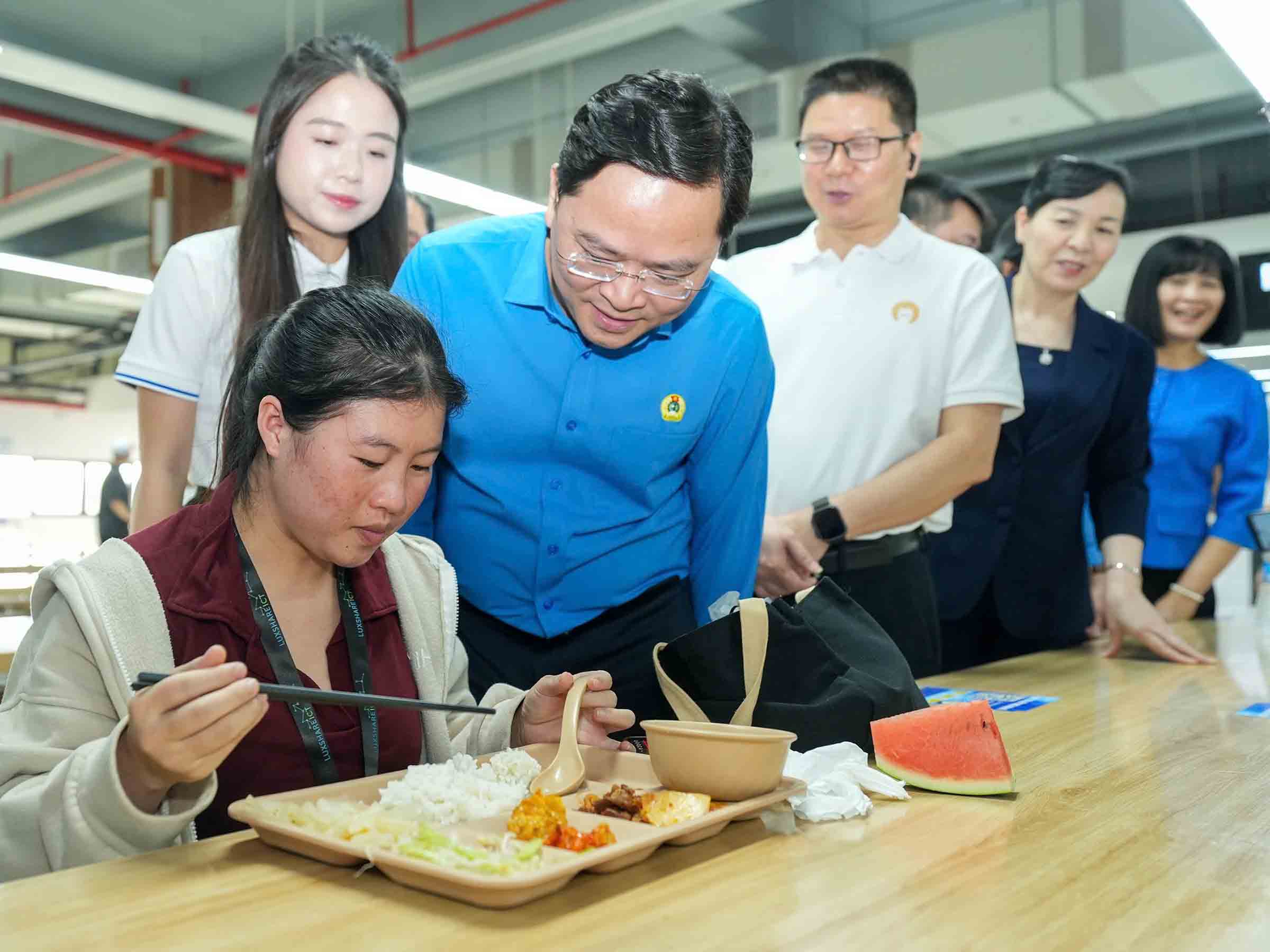 Chủ tịch Tổng LĐLĐ Việt Nam Nguyễn Anh Tuấn thăm khu vực căn tin - bếp ăn của Công ty 