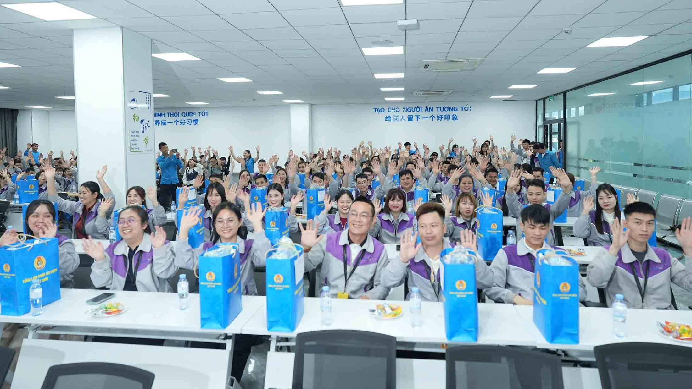 Tổng LĐLĐ Việt Nam tặng 500 suất quà cho các công nhân, người lao động. Ảnh: Hữu Chánh