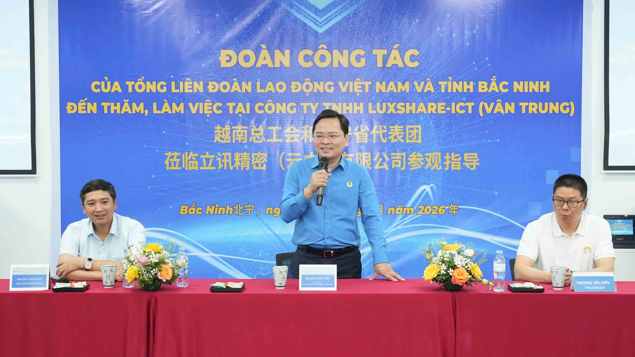 응우옌안뚜언 당 중앙위원회 위원, 베트남 노동총연맹 위원장이 Luxshare - ICT 유한회사 방문 및 업무 회의에서 발언하고 있습니다. 사진: 흐우찬