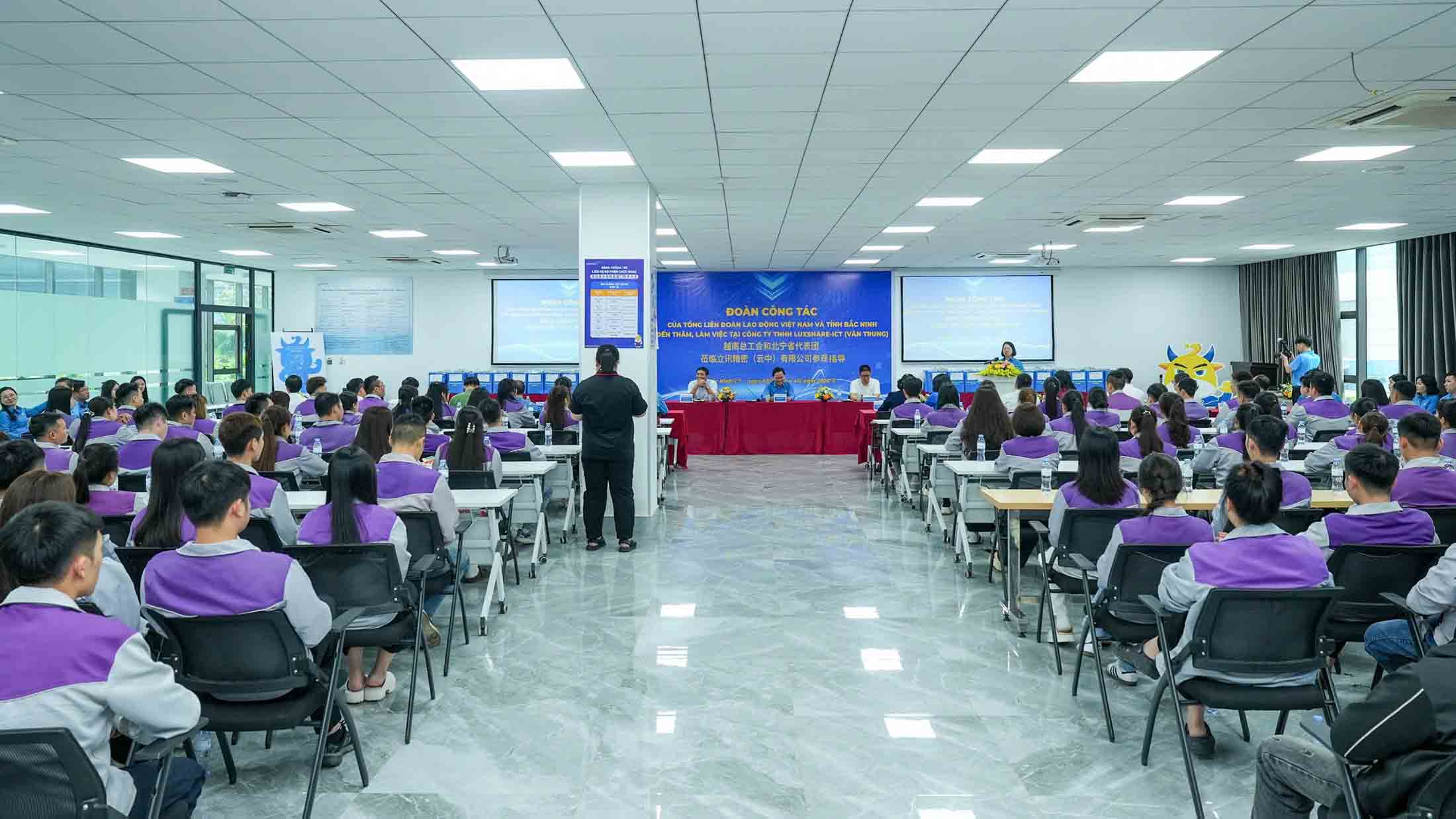 Quang cảnh buổi thăm và làm việc 