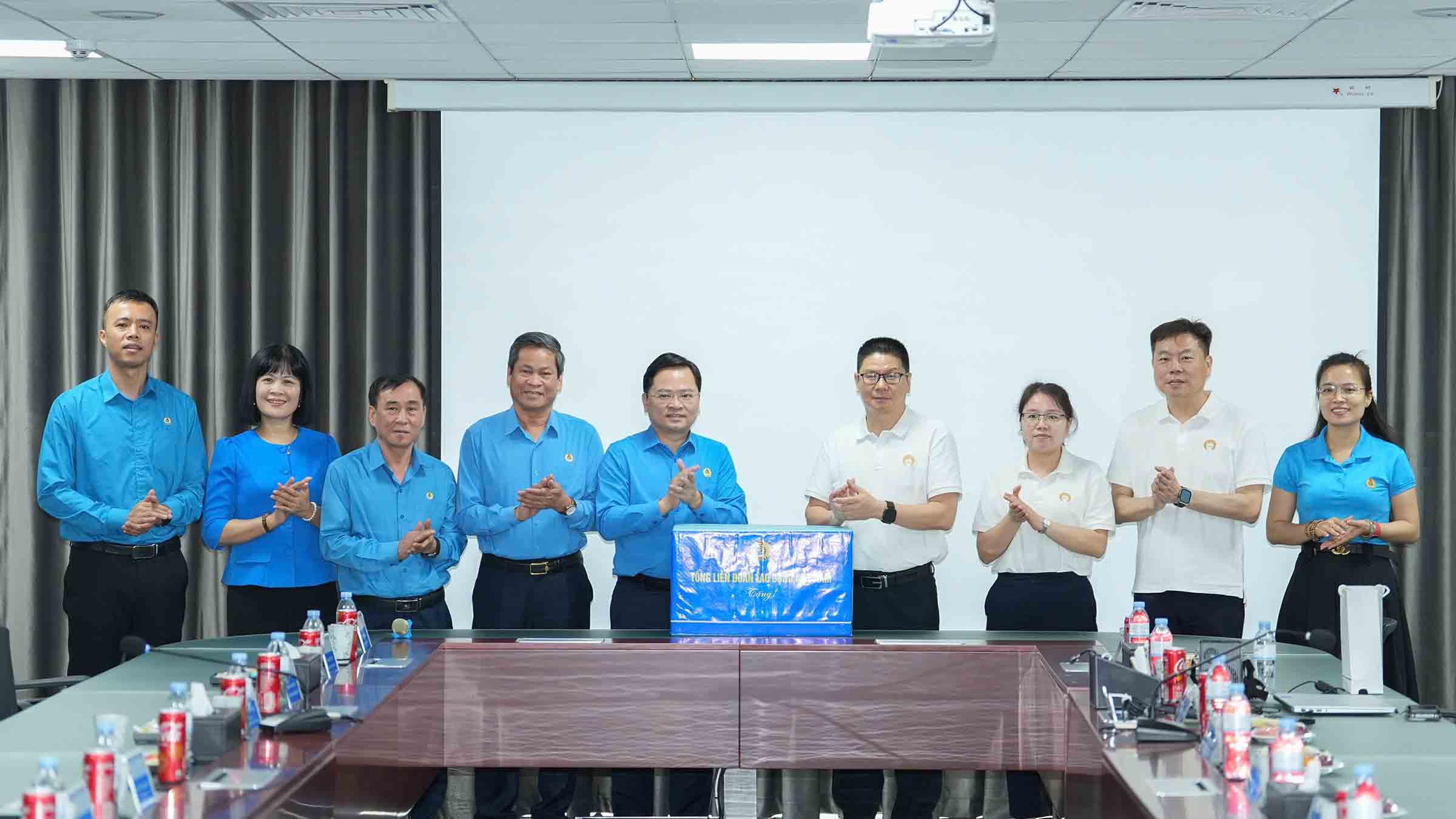 Chủ tịch Tổng LĐLĐ Việt Nam tặng quà cho lãnh đạo Công ty 