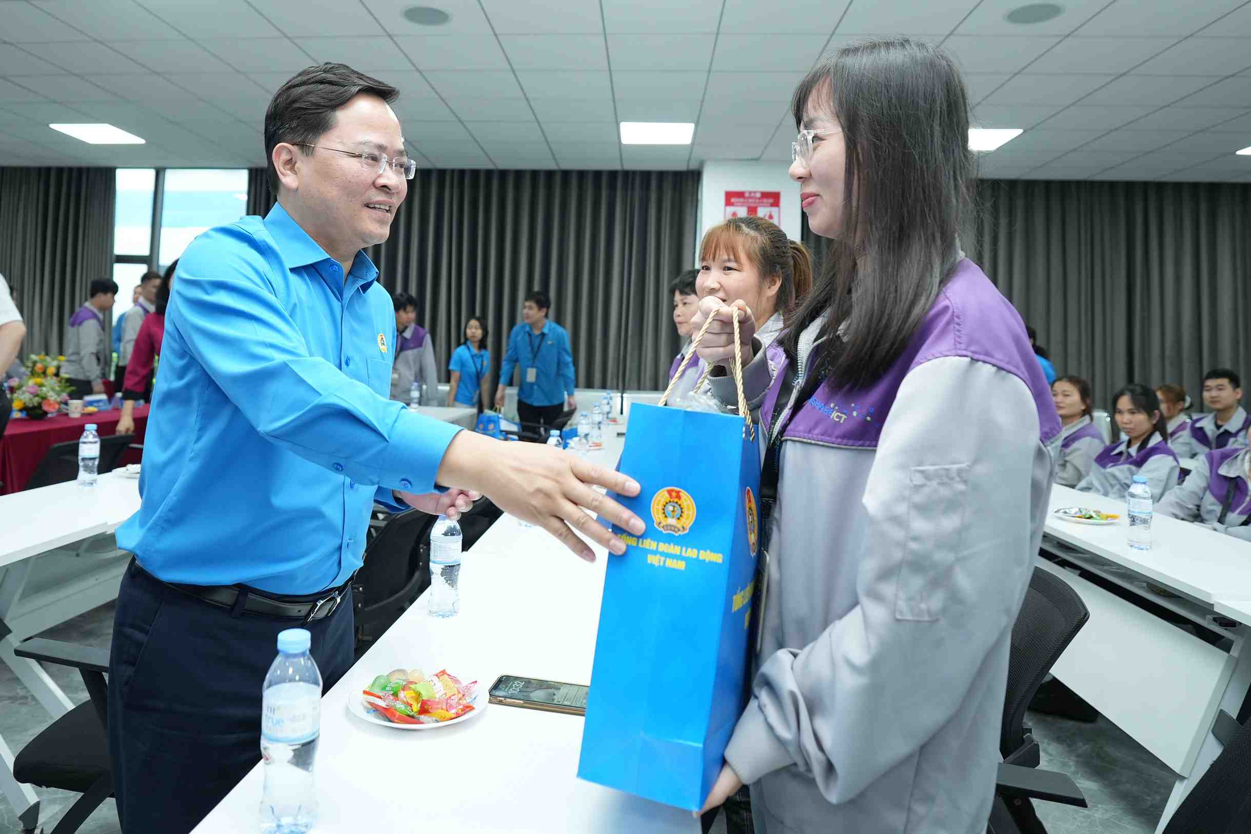 Tổng LĐLĐ Việt Nam tặng 500 suất quà cho các công nhân, người lao động. Ảnh: Hữu Chánh