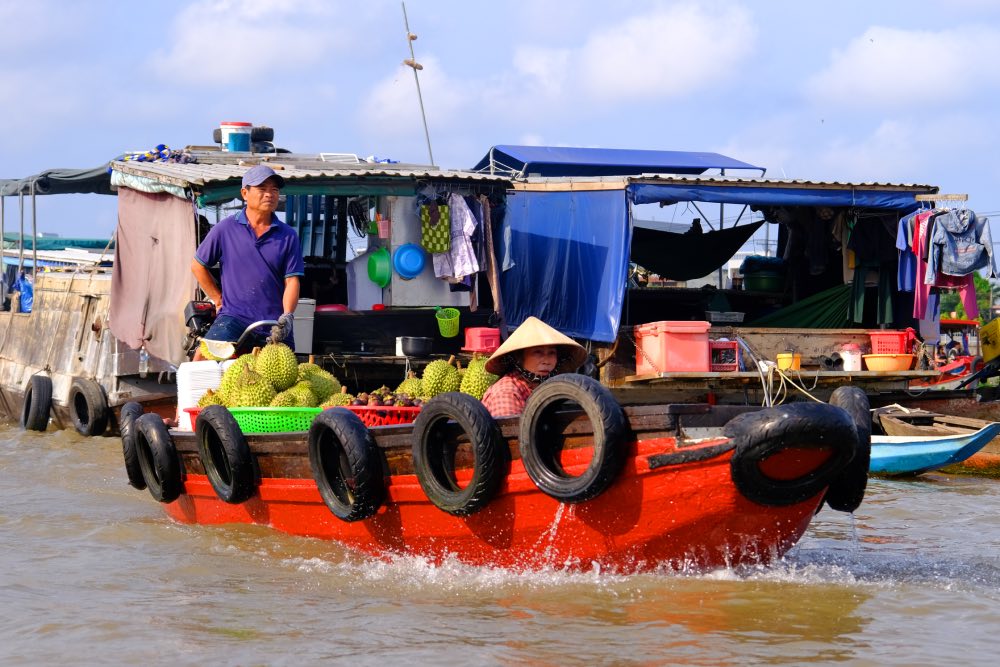 Tiểu thương buôn bán trái cây trên chợ nổi Cái Răng. Ảnh: Hàn Lâm