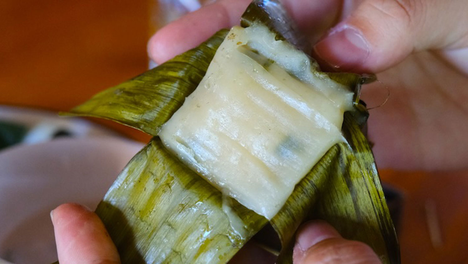 Bánh phu thê do người dân Cồn Sơn làm để chiêu đãi du khách. Ảnh: Hân Nghiên