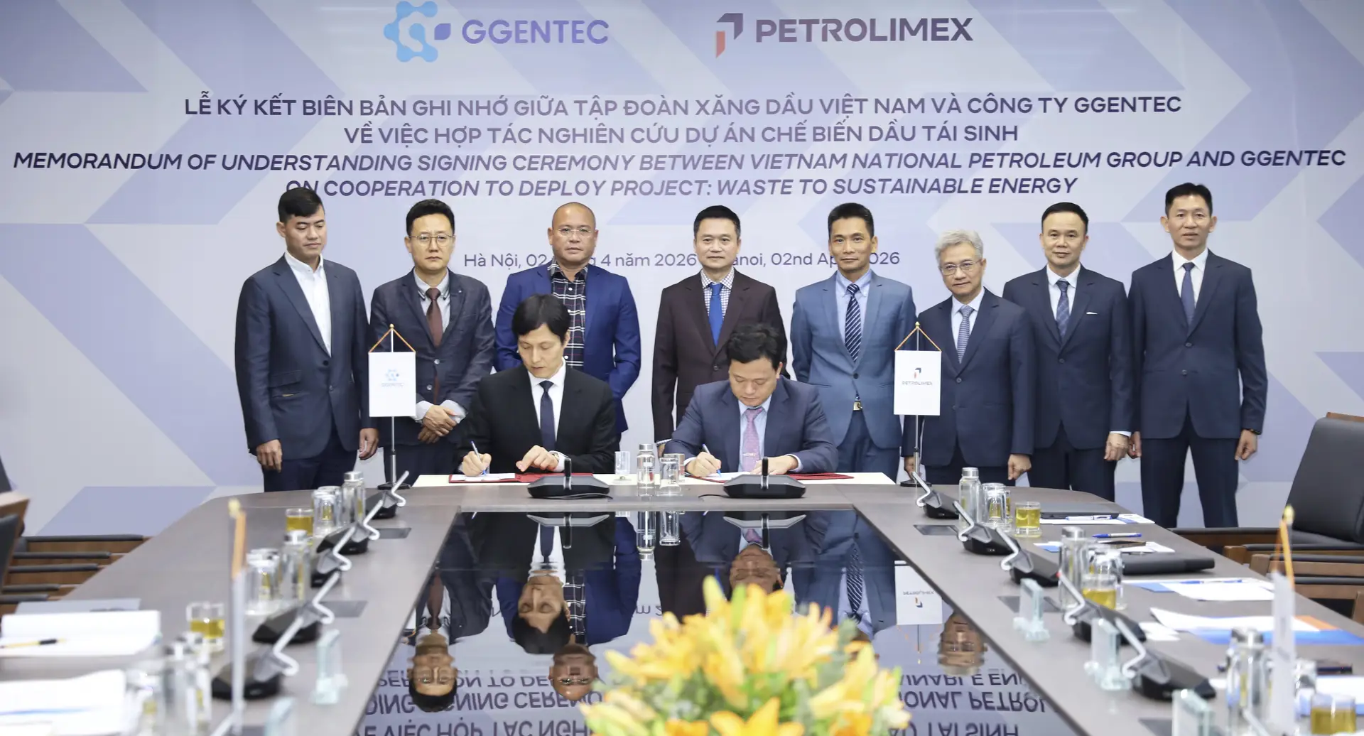 Chủ tịch công ty GGenTec, ông Lee Hope và Phó Tổng Giám đốc Petrolimex Nguyễn Ngọc Tú ký biên bản ghi nhớ hợp tác nghiên cứu dự án chế biến dầu tái sinh. Ảnh: Petrolimex