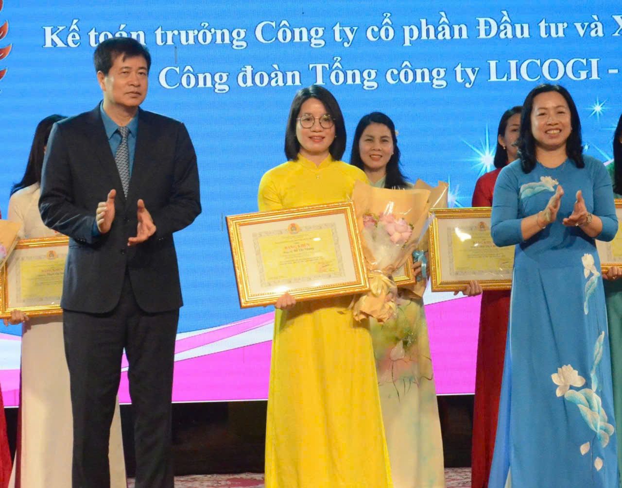 Đại diện lãnh đạo Tổng LĐLĐ Việt Nam và Chủ tịch Công đoàn Xây dựng Việt Nam trao Bằng khen cho các tập thể và cá nhân tiêu biểu. Ảnh: Nguyễn Trường