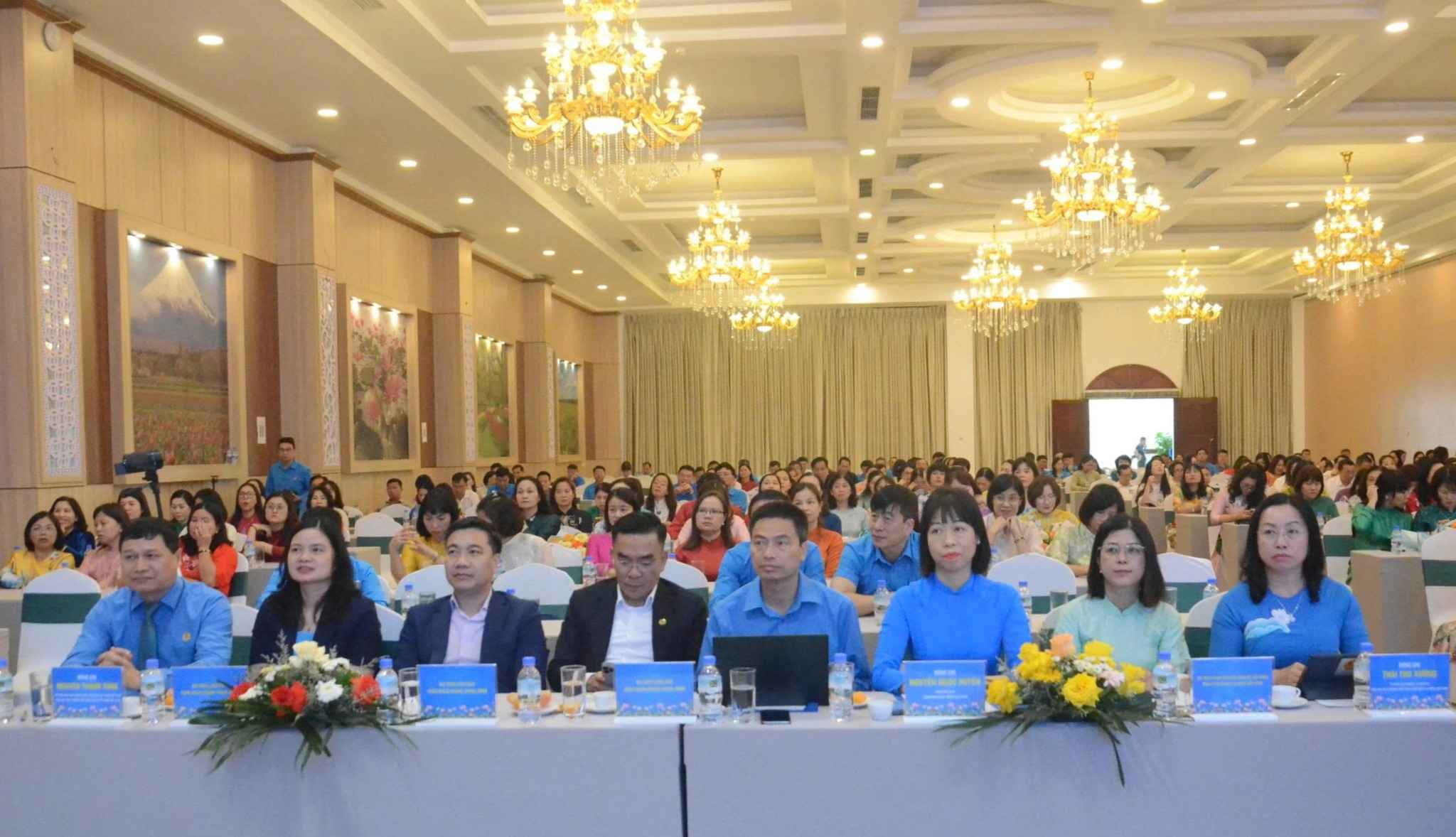 베트남 건설 노동조합이 주최한 "나라 일 잘하고, 집안일 잘하는" 경쟁 운동 5년 시행 총괄 회의에 참석한 대표들. 사진: 응우옌쯔엉