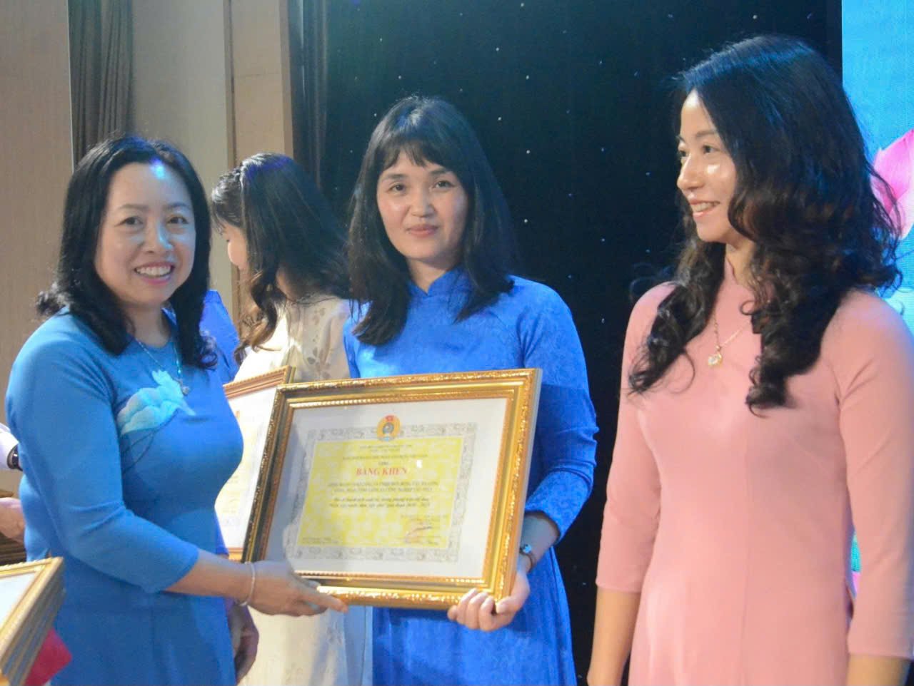 Phó Chủ tịch Thường trực Tổng LĐLĐ Việt Nam Thái Thu Xương trao Bằng khen của Tổng LĐLĐ Việt Nam cho các cá nhân tiêu biểu. Nguyễn Trường