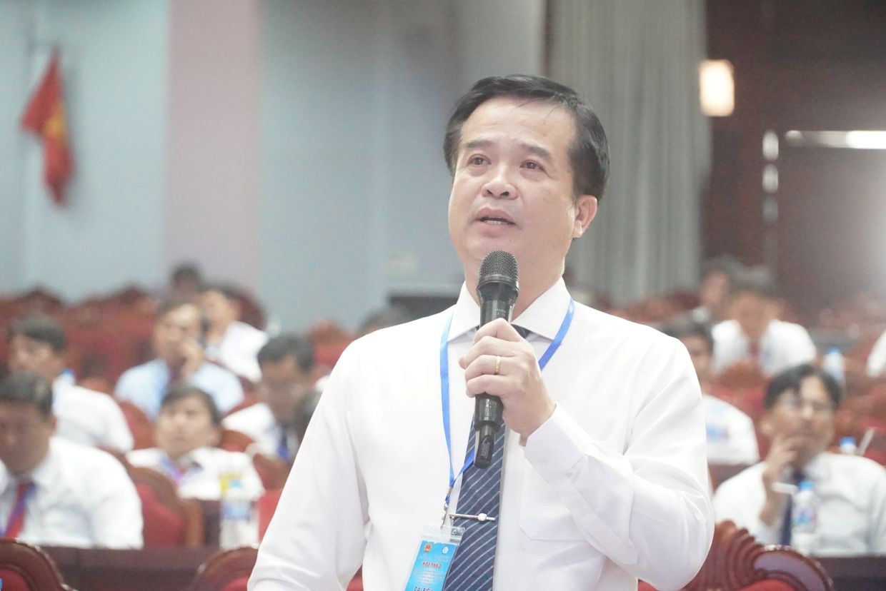 Các đại biểu nêu ý kiến góp ý về phát triền nguồn nhân lực chất lượng cao ngành y cho Cà Mau. Ảnh: Nhật Hồ.