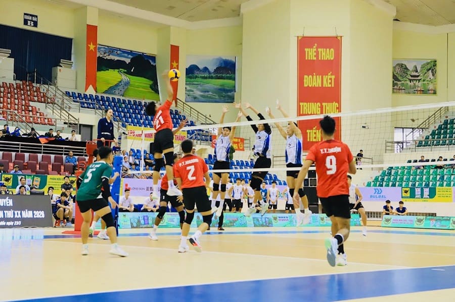 Hoa Lu Cup 2026 volleyball tournament could not use the Video Eyes Challenge system in all matches due to problems. Photo: Minh Chinh