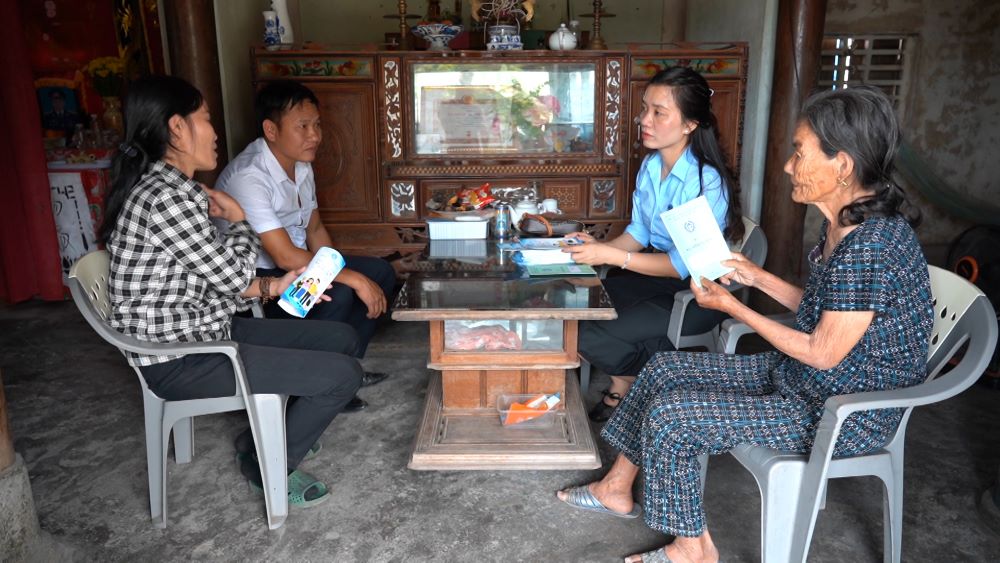 クアンチ省の30万人以上の住民は、100%無料の医療保険証を発行される対象です。写真:タイン・チュン