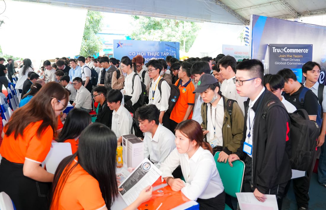 Sinh viên tham gia phỏng vấn, tìm kiếm cơ hội việc làm, thực tập