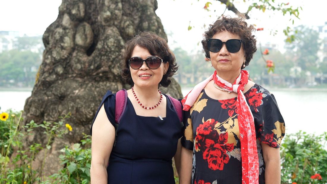 Bà Hằng (bên trái) và bà Hương (bên phải) chủ động tìm niềm vui bên bạn bè để tận hưởng tuổi xế chiều. Ảnh: Mỹ Ly