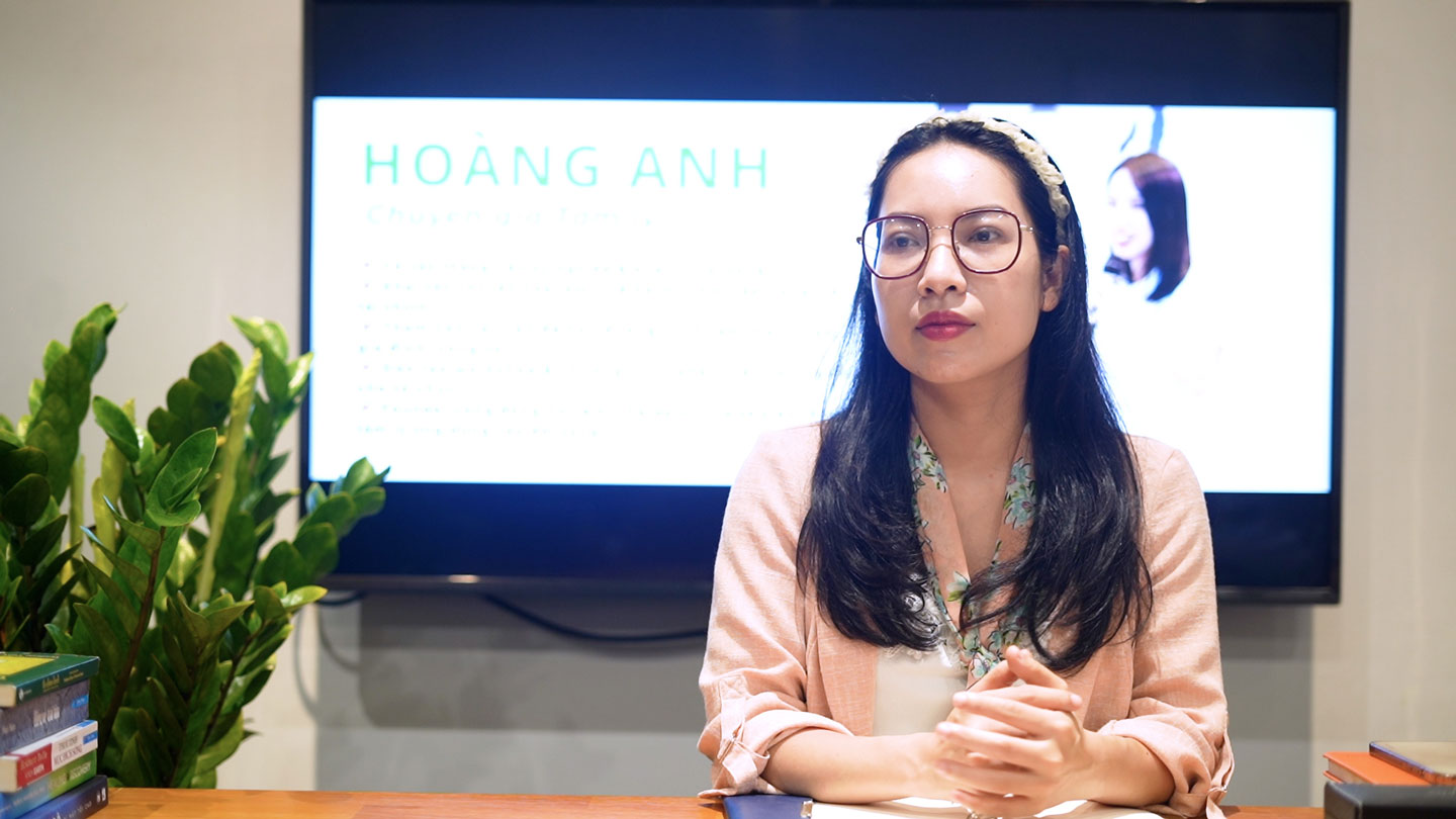 Bà Nguyễn Hoàng Anh – Chuyên gia tham vấn tâm lý, Văn phòng tâm lý Voice of Therapist. Ảnh: Trang Anh