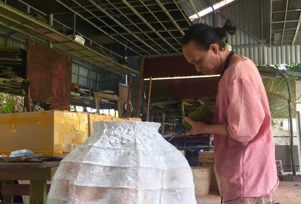 Theo ông Trần Bảo Trung - chủ xưởng sơn mài tại làng Hạ Thái, sự xuất hiện của lực lượng lao động trẻ đang mang đến những đổi mới cho làng nghề. Ảnh: Quỳnh Chi