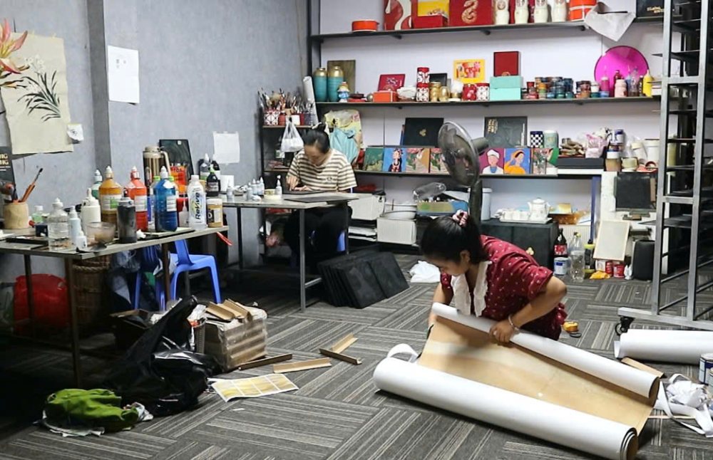 Many young workers choose to return to craft villages to find new directions when the job market is in turmoil. Photo: Quynh Chi