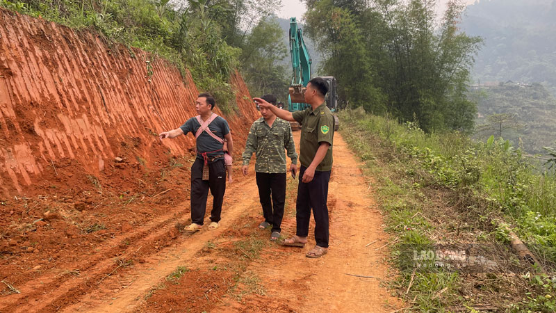 ラオカイ省バットサットコミューンで立派な新しい道路を建設するために土地を寄付する人々。写真:ディン・ダイ