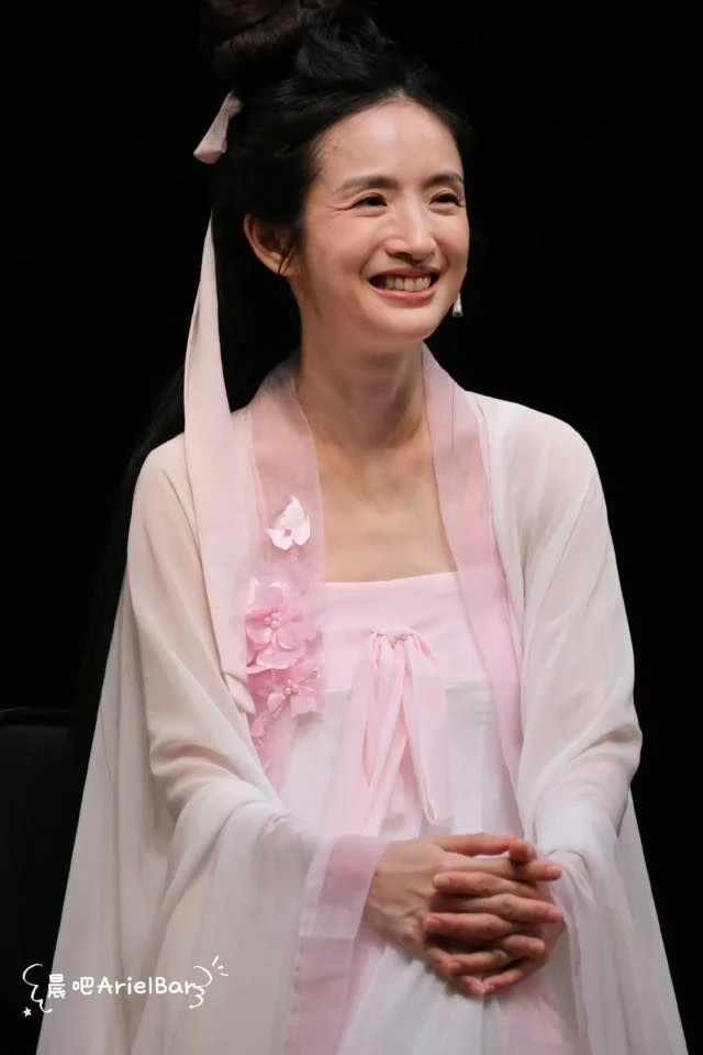 Lâm Y Thần để lộ gương mặt lão hóa, nhiều nếp nhăn. Ảnh: HK01