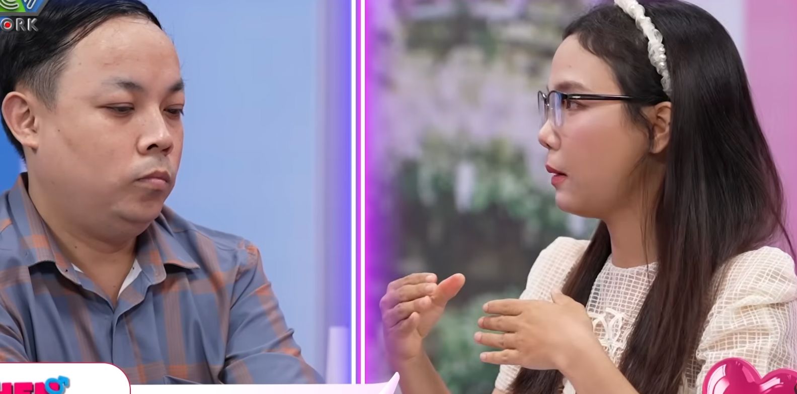 Coffee owner and teacher at the dating program. Photo: MCV Unit.