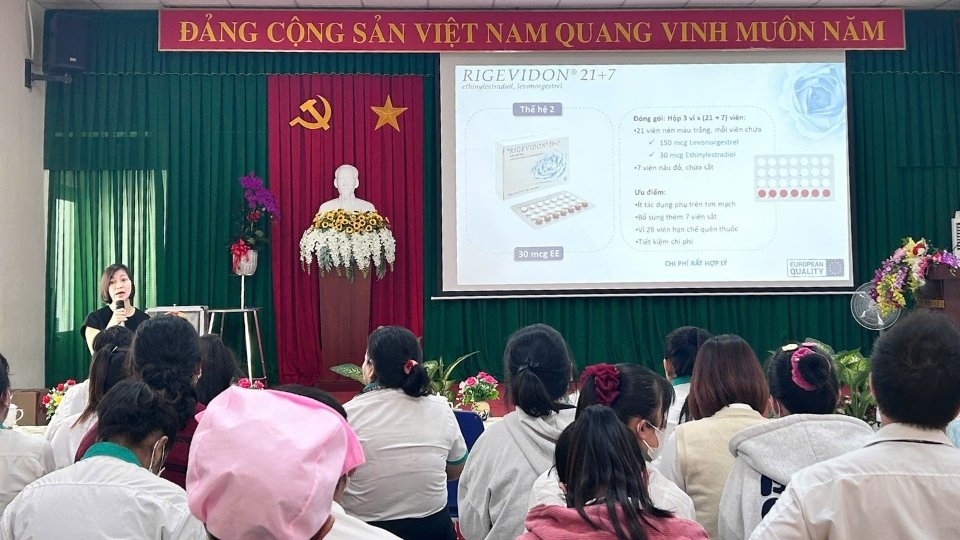 Công đoàn lồng ghép tư vấn sức khỏe sinh sản cho công nhân. Ảnh: Hoàng Lộc