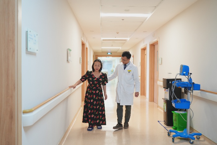 Bệnh nhân 63 tuổi hồi phục thần tốc, đi lại ngay sau ca phẫu thuật khớp gối bằng robot ở Bệnh viện Vinmec Đà Nẵng. Ảnh: Trường An