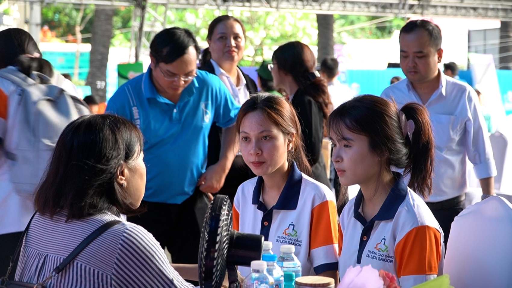 4월 3일, "2026 호치민시 관광 산업 취업 박람회"가 개최되어 많은 노동자와 관광, 여행 산업 학생들이 참여했습니다.