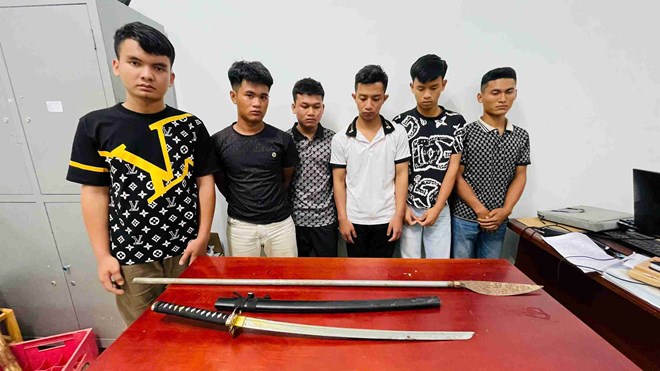 Công an triệu tập nhóm đối tượng mang hung khí chặn đường chém người. Ảnh: Công an cung cấp