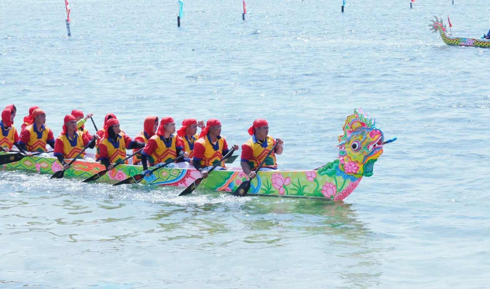 Đua thuyền truyền thống diễn ra tại Lý Sơn dịp lễ hội Khao lề thế lính Hoàng Sa. Ảnh: Trà Ban