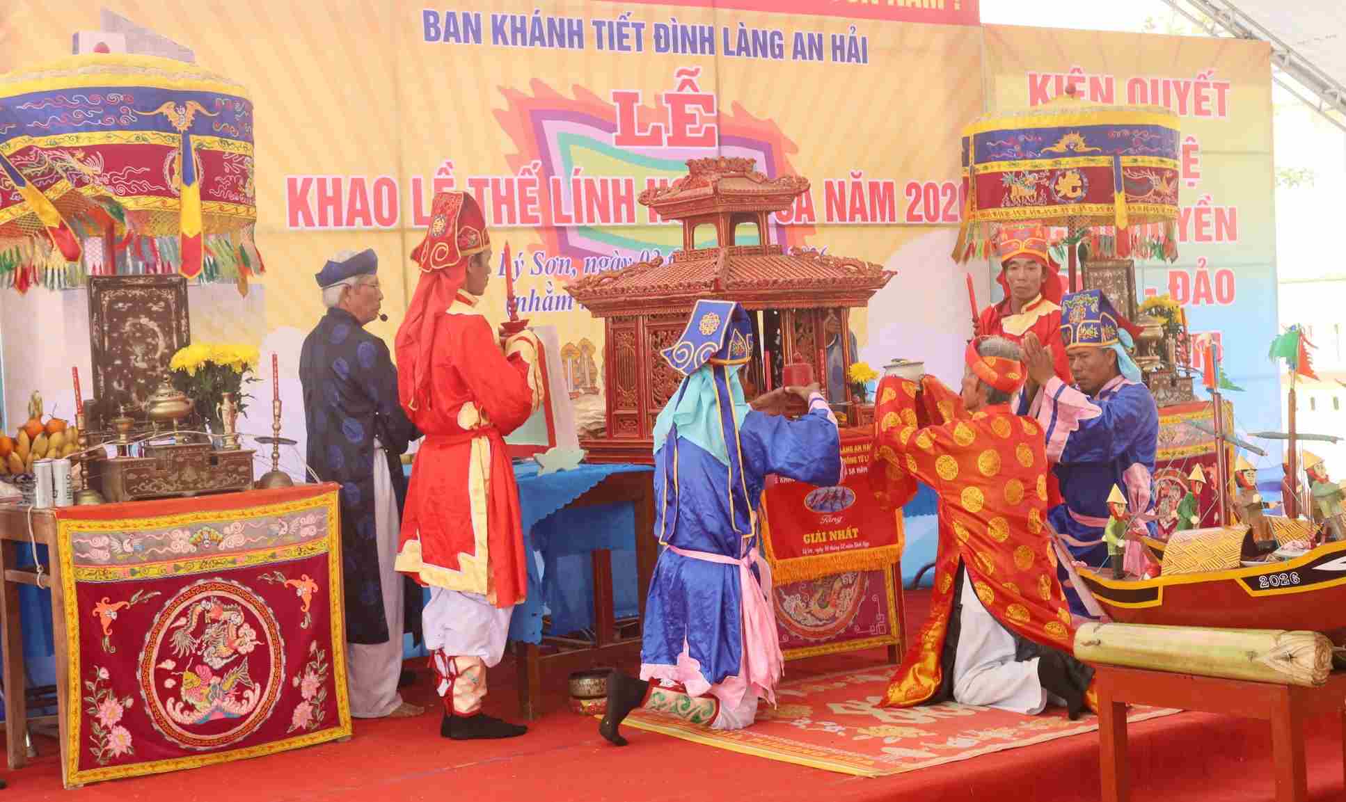 주요 활동 호앙사 군인 추모 제례는 리선 특별구역 안하이 마을 회관에서 개최됩니다. 사진: 짜반