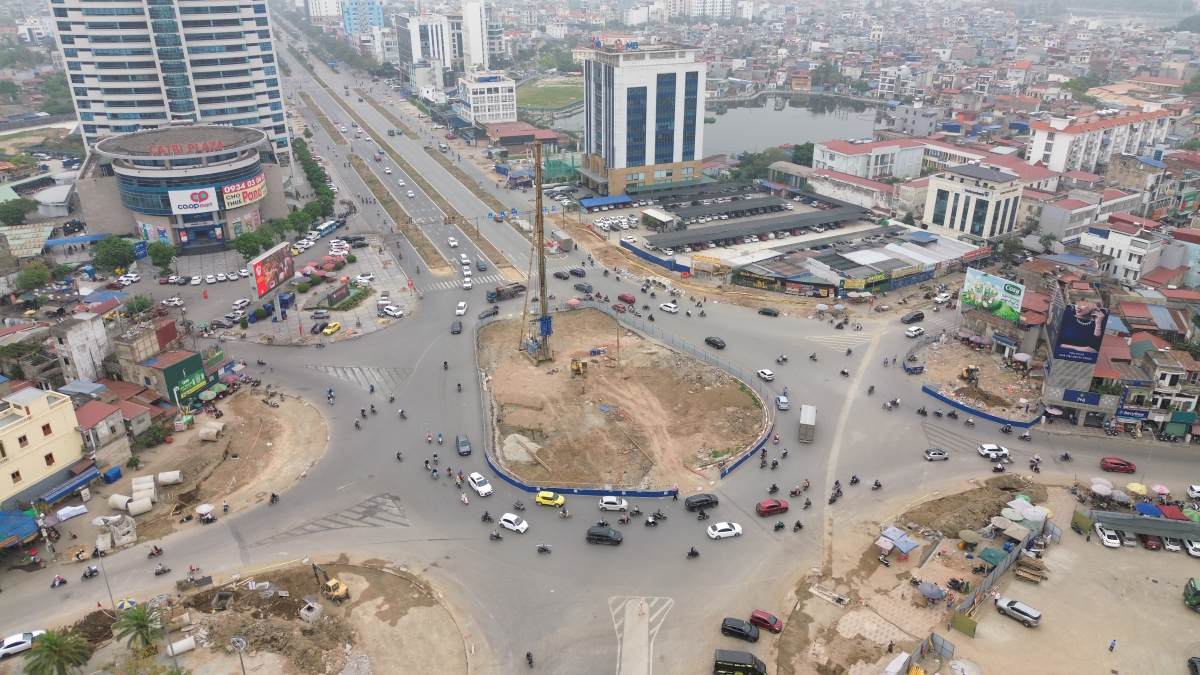Los contratistas proponen entregar el terreno pronto, asegurando el progreso de la intersección completada en 2026. Foto: Hoang Khoi