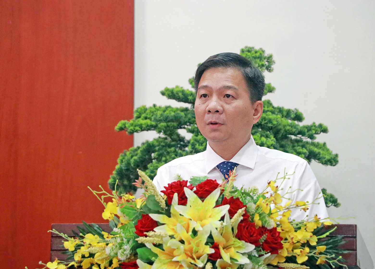 Ông Nguyễn Bình Tân phát biểu cảm ơn, hứa hẹn. Ảnh: Nhật Hồ.