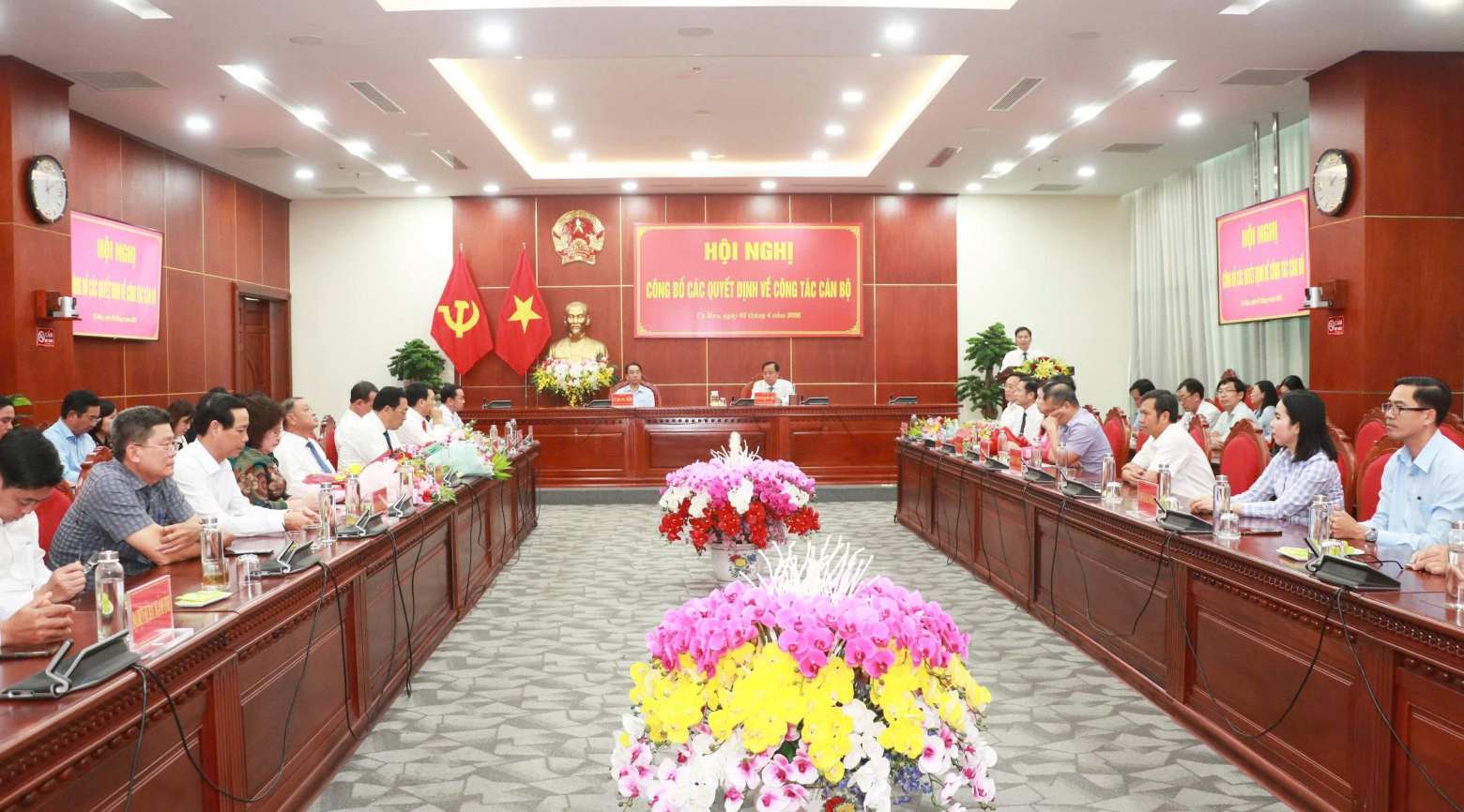 Chiều 3.4, tỉnh Cà Mau tổ chức Hội nghị công bố các quyết định về công tác cán bộ. Ảnh: Nhật Hồ.