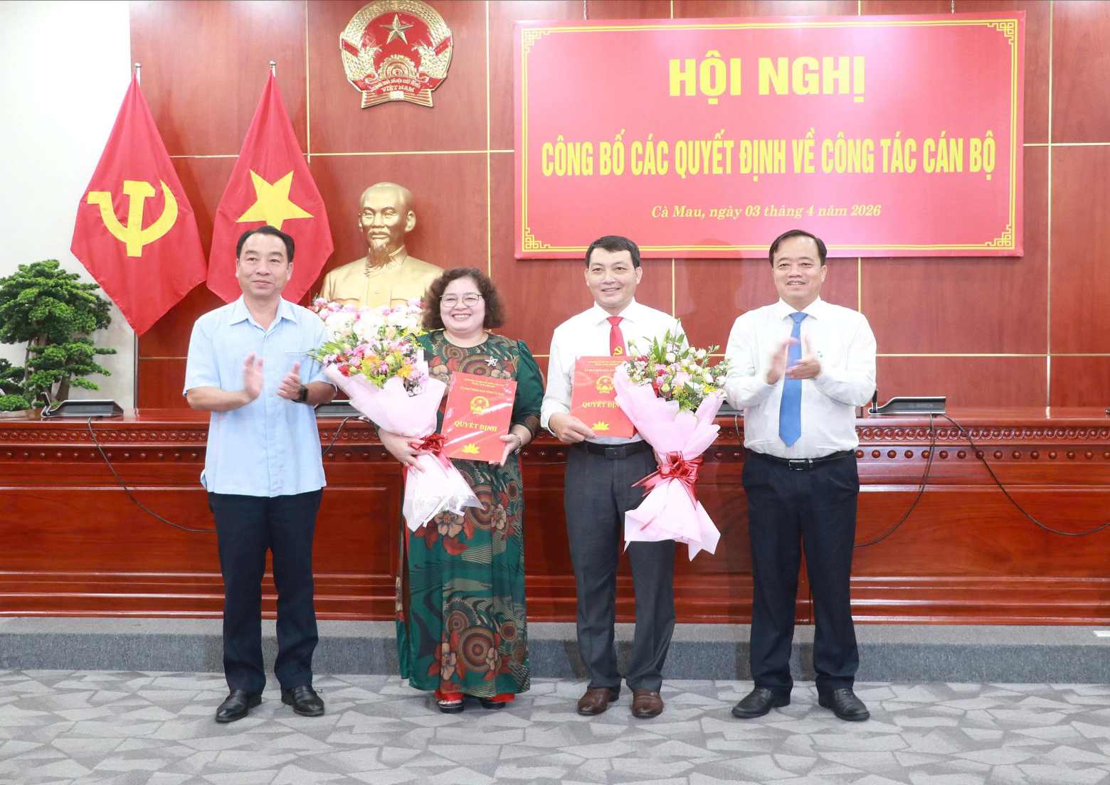 Chủ tịch UBND tỉnh Cà Mau trao quyết định phân công điểu động cán bộ. Ảnh: Nhật Hồ.