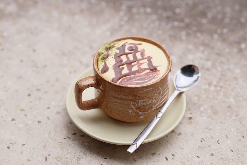 Tách cà phê trứng vẽ hình tháp Rùa ở quán ghi điểm trong mắt du khách. Ảnh: Mai Khôi