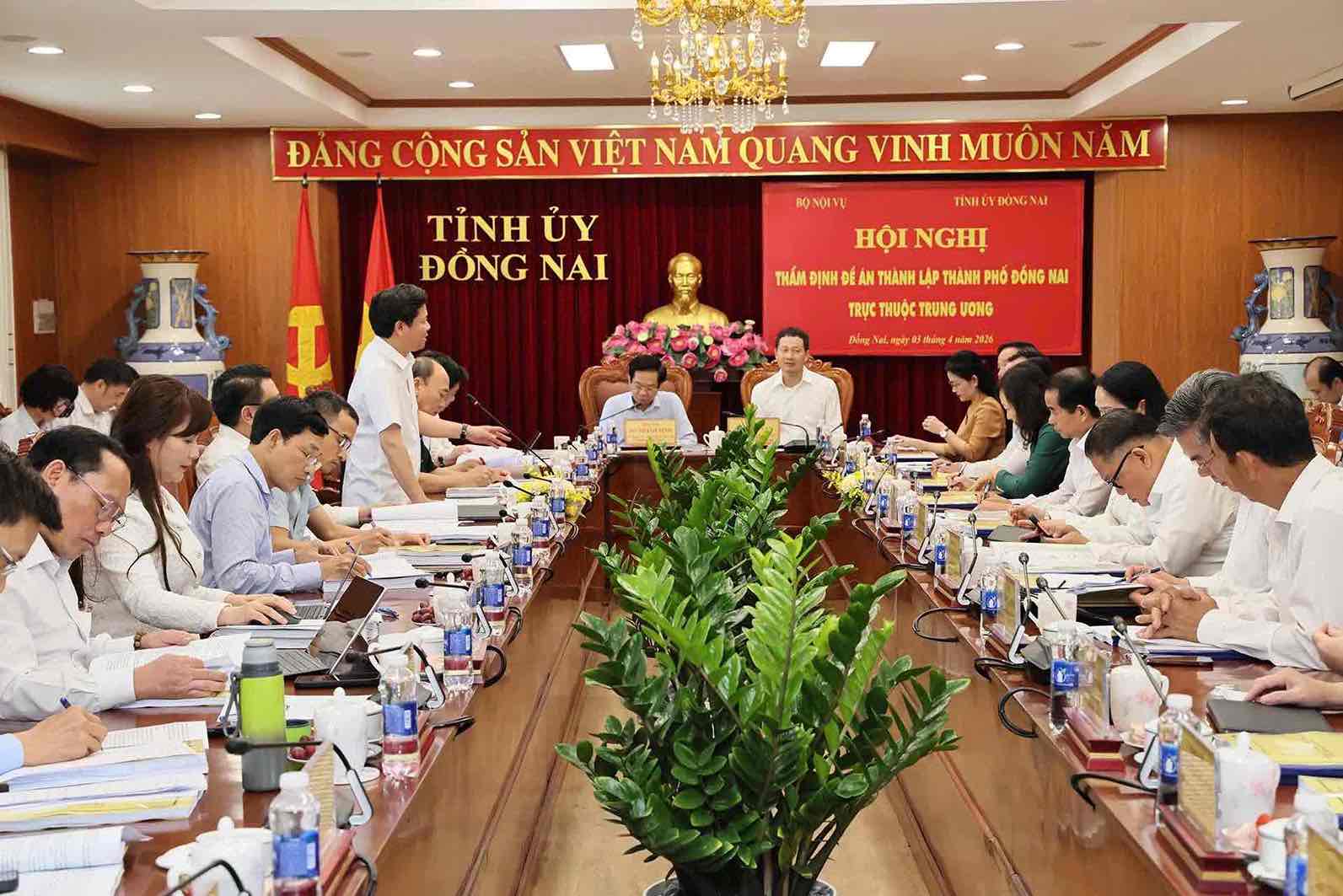 The working delegation of the Ministry of Home Affairs surveys and appraises the dossier of the project to establish Dong Nai city. Photo: HAC