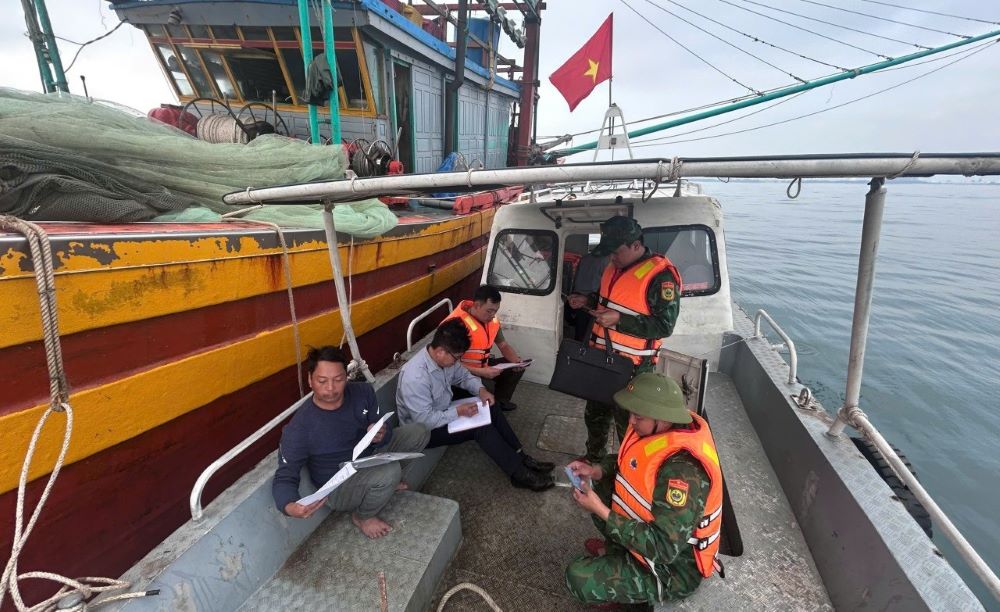 Lực lượng chức năng kiểm tra, nếu phát hiện vi phạm khai thác IUU sẽ xử lý nghiêm. Ảnh: Công an tỉnh Quảng Trị