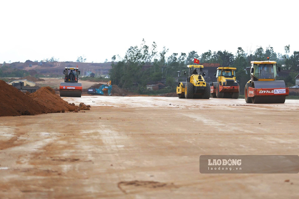 Construction site of the Project to Invest in the Construction of Runway No. 2 and synchronous works at Phu Cat Airport (Gia Lai). Photo: Hoai Phuong