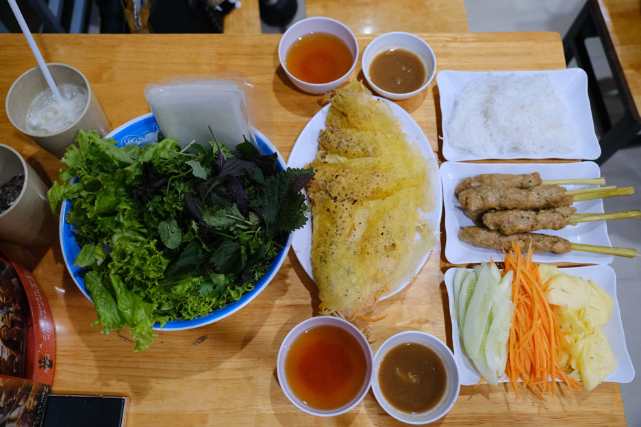 Bộ đôi bánh xèo - nem lụi nóng hổi mang đến trải nghiệm ẩm thực độc đáo giữ lòng Hà Nội. Ảnh: Hân Nghiên