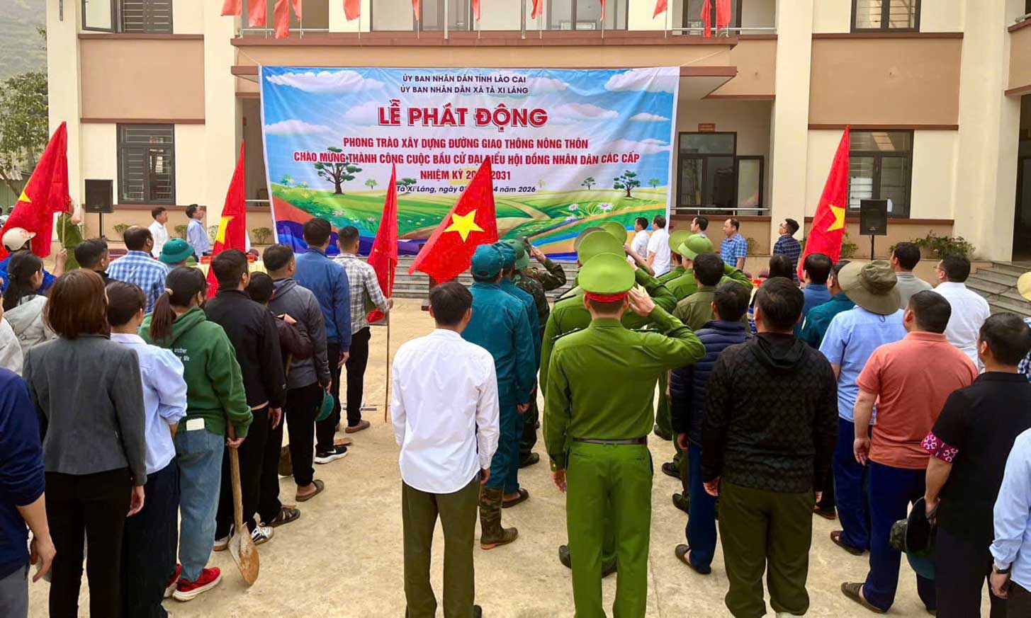 Lễ phát động phong trào xây dựng đường giao thông nông thôn tại xã Tà Xi Láng thu hút đông đảo lực lượng và người dân tham gia. Ảnh: Công an xã Tà Xi Láng