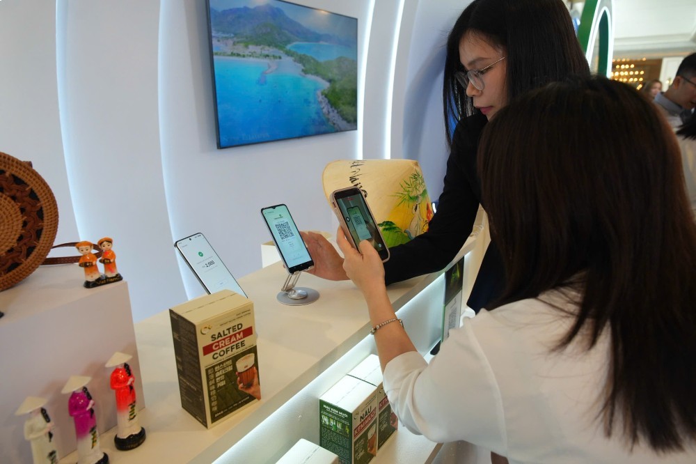 Customers experience QR payment. Photo: NAPAS