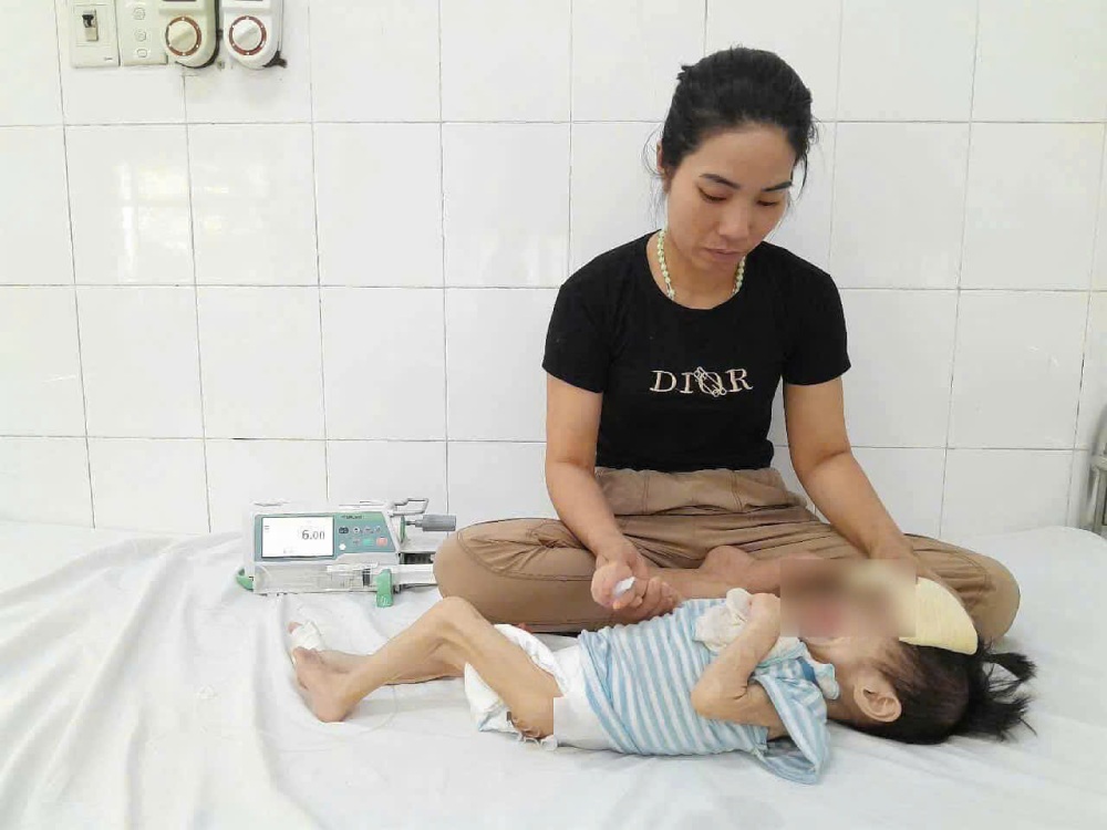 Chị Nguyễn Thị Hà túc trực chăm sóc bé Hằng tại bệnh viện. Ảnh: NVCC