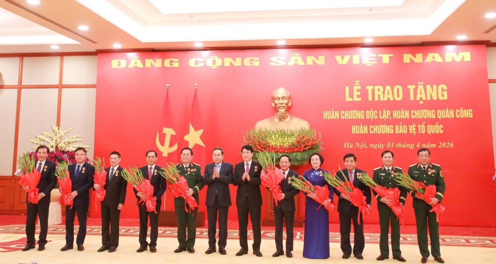 Chủ tịch nước Lương Cường và Chủ tịch Quốc hội Trần Thanh Mẫn trao Huân chương Độc lập hạng Nhì và Huân chương Quân công hạng Nhì cho 10 đồng chí. 