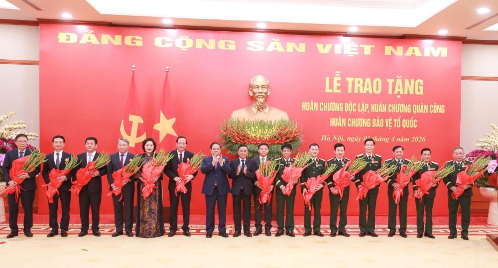 Thủ tướng Chính phủ Phạm Minh Chính và Ủy viên Bộ Chính trị, Thường trực Ban Bí thư Trần Cẩm Tú trao Huân chương Độc lập hạng Ba, Huân chương Quân công hạng Ba và Huân chương Bảo vệ Tổ quốc hạng Nhì cho các cá nhân xuất sắc. Ảnh: Hiền Hòa