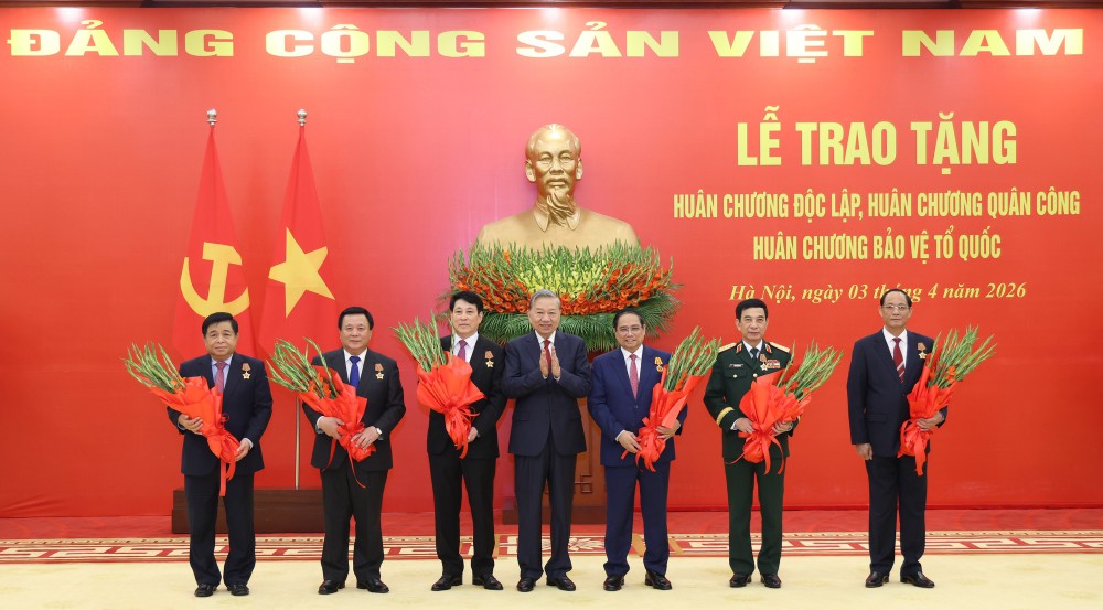 General Secretary To Lam presents flowers to congratulate the comrades who received the Order. Photo: Nhat Bac/VGP