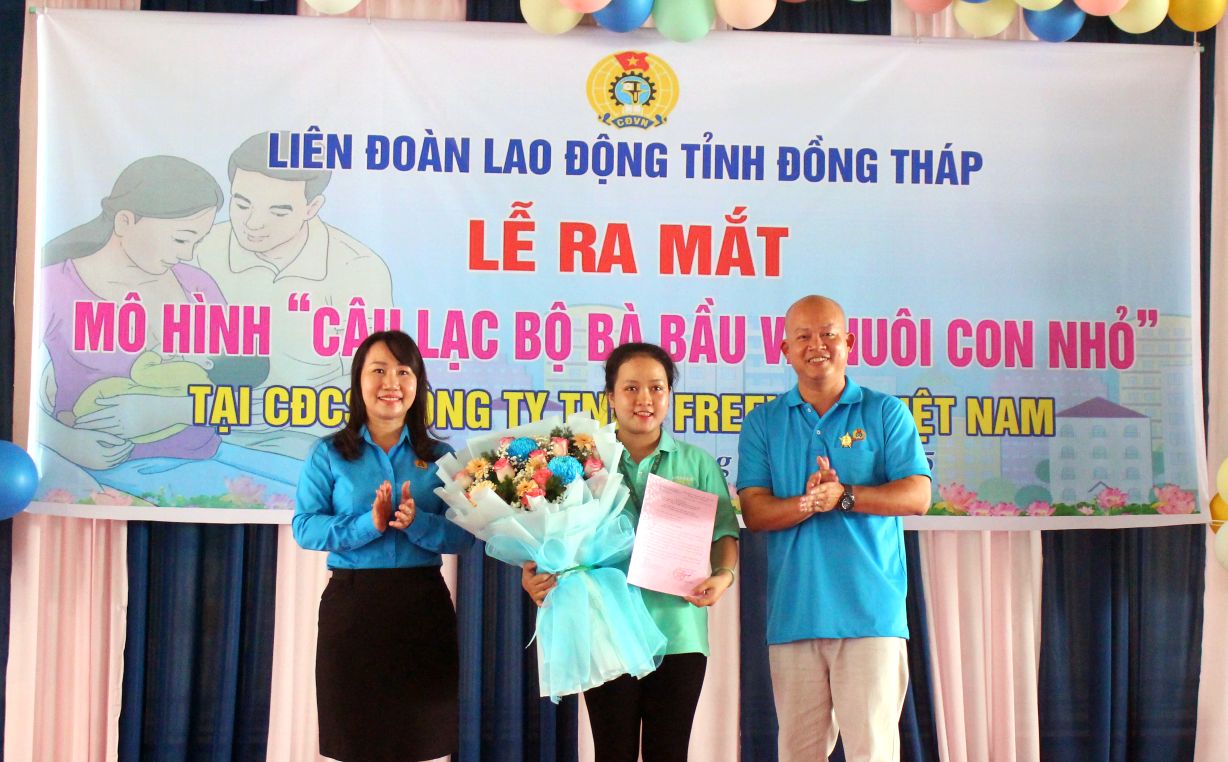 Phó Chủ tịch LĐLĐ tỉnh Đồng Tháp Ngô Thị Thùy Trang tặng hoa chúc mừng CĐCS ra mắt “Câu lạc bộ bà bầu và nuôi con nhỏ“. Ảnh: Thanh Mai