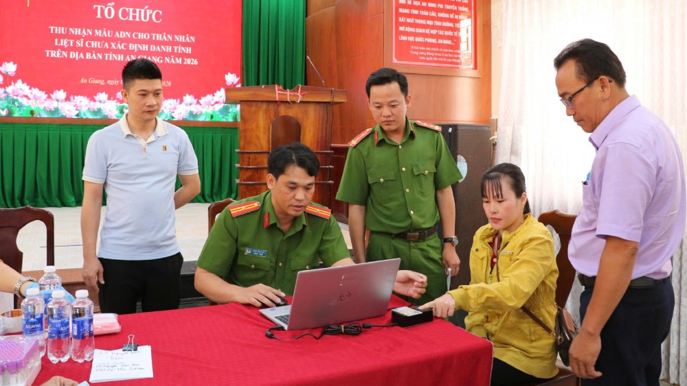 An Giang province has 18 cases of martyr relatives whose identities have not been identified and samples have been collected. Photo: Tien Dung