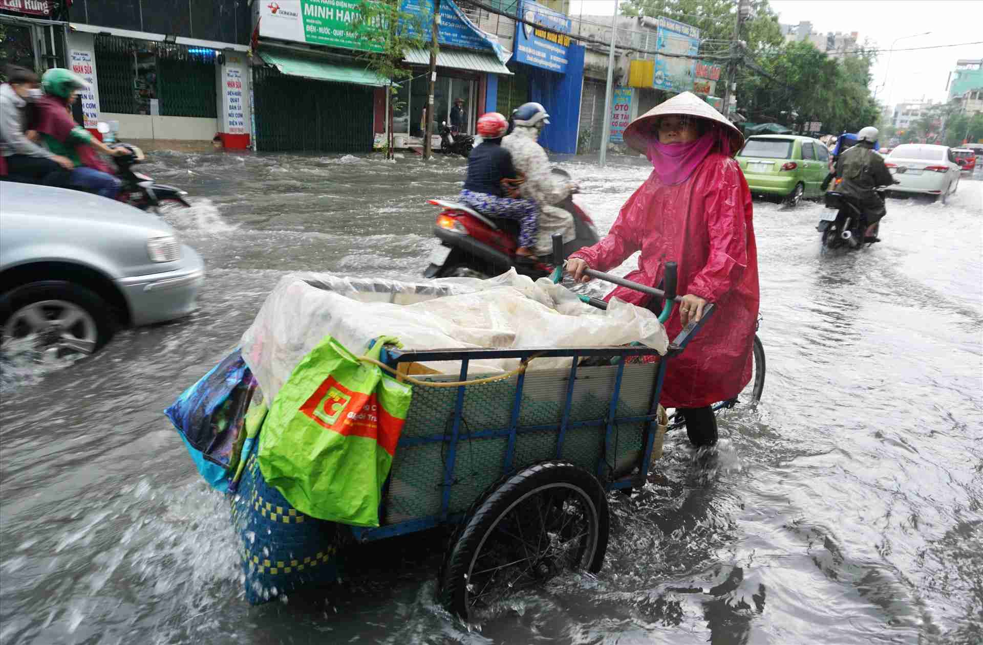 Ngập nước đường Đinh Bộ Lĩnh.  Ảnh: Minh Quân
