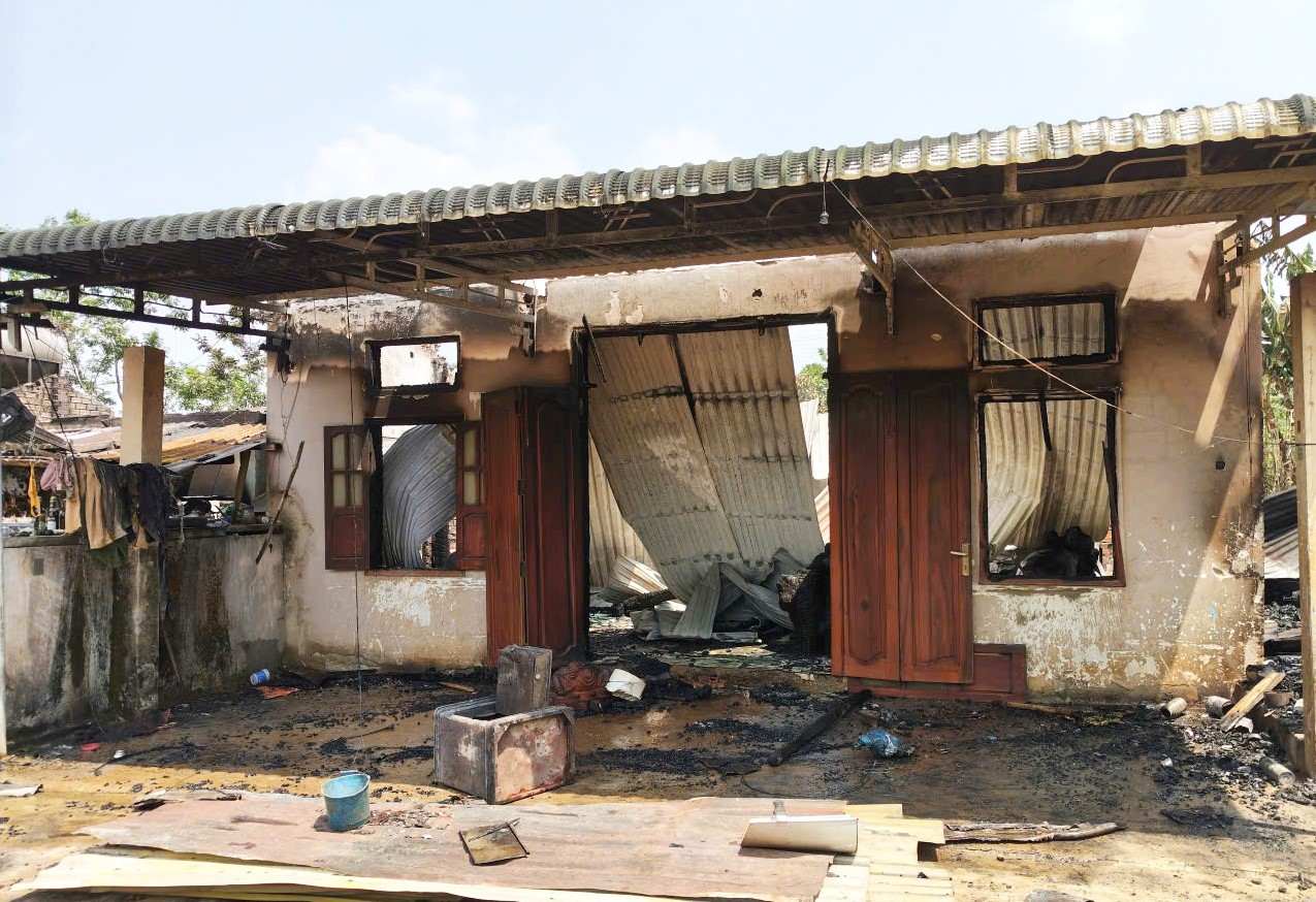 The house of Mr. Lai Van Hai's family was burned down and collapsed by the fire. Photo: Than Hy