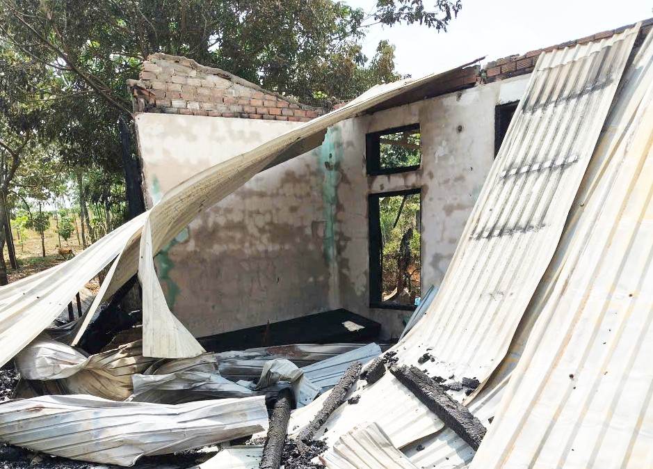 Căn nhà của gia đình ông Lai bị lửa thiêu rụi, đổ sập hoàn toàn. Ảnh: Thần Hy 