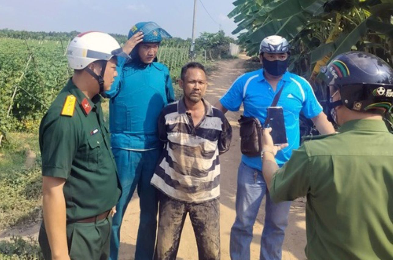 Bắt giữ đối tượng gây rối trật tự công cộng đã đâm tử vong thành viên lực lượng bảo vệ an ninh trật tự cơ sở. Ảnh: Công an tỉnh Đồng Tháp